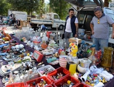 Γερμανικός Τύπος: «Οι κάτοικοι της Λέσβου τρέχουν στο Αιβαλί για τα ψώνια τους»